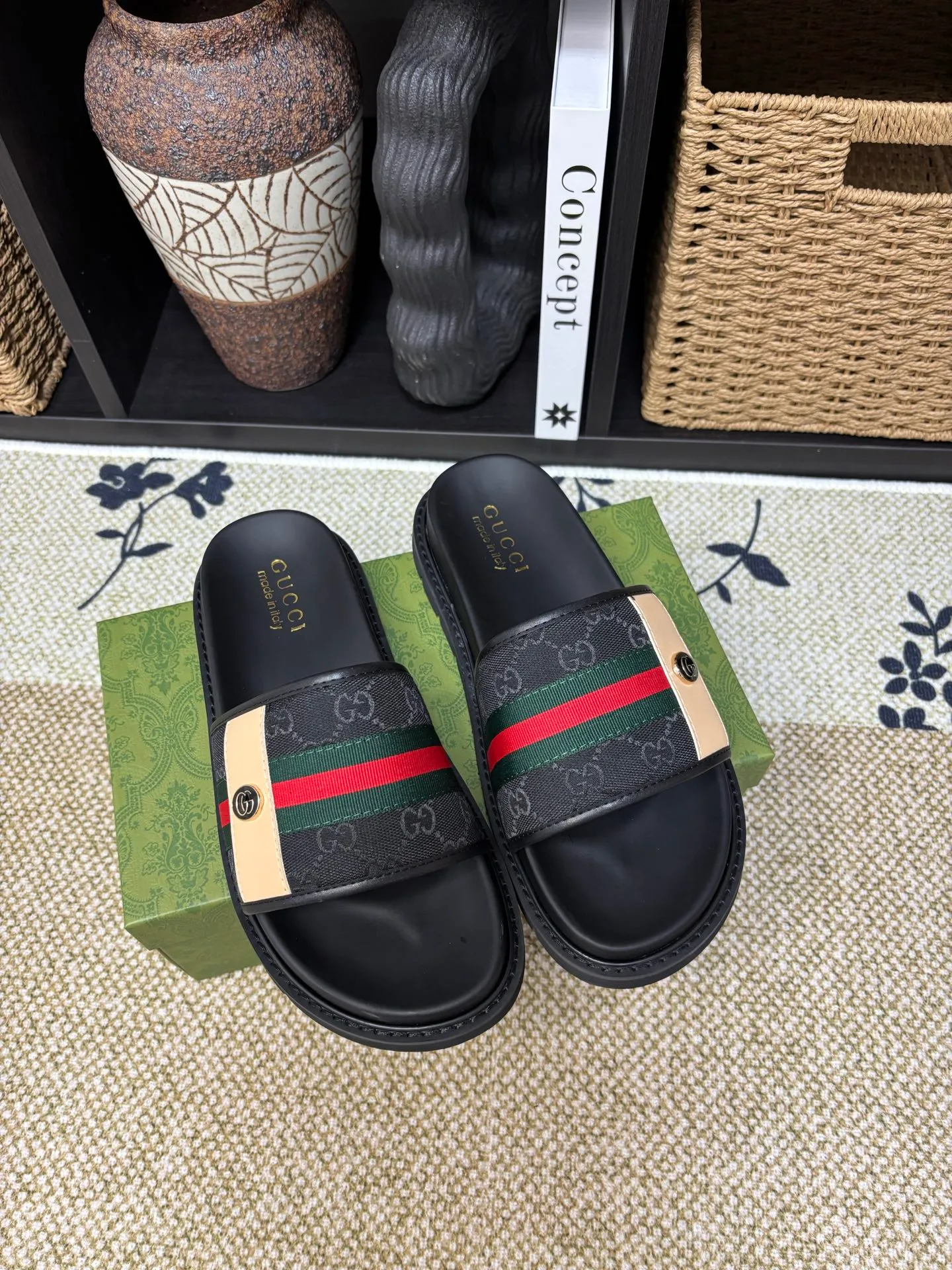 Factory 💰 300 yuan Gucci slippers] high-end men's shoes brand official website 1:1 latest masterpiece: original mold customization, the fabric is made of imported original materials, upgraded outsole, lighter and non-slip. The market's top quality, simple yet tasteful, a must-have for fashionistas, fashionable at your feet, full of confidence, the same style at the counter 👍The season of summer slippers is here. Code: 38-45 (45 customized)